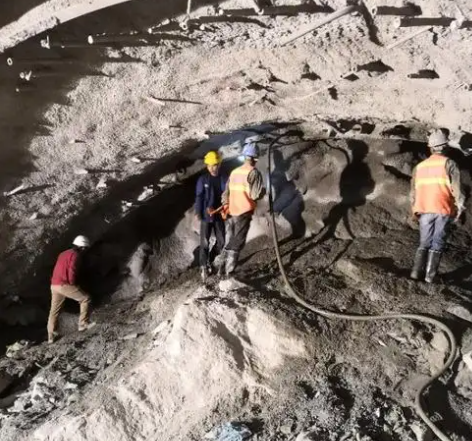 新干隧道拱顶带模注浆料，微膨胀注浆料的特点及施工工艺